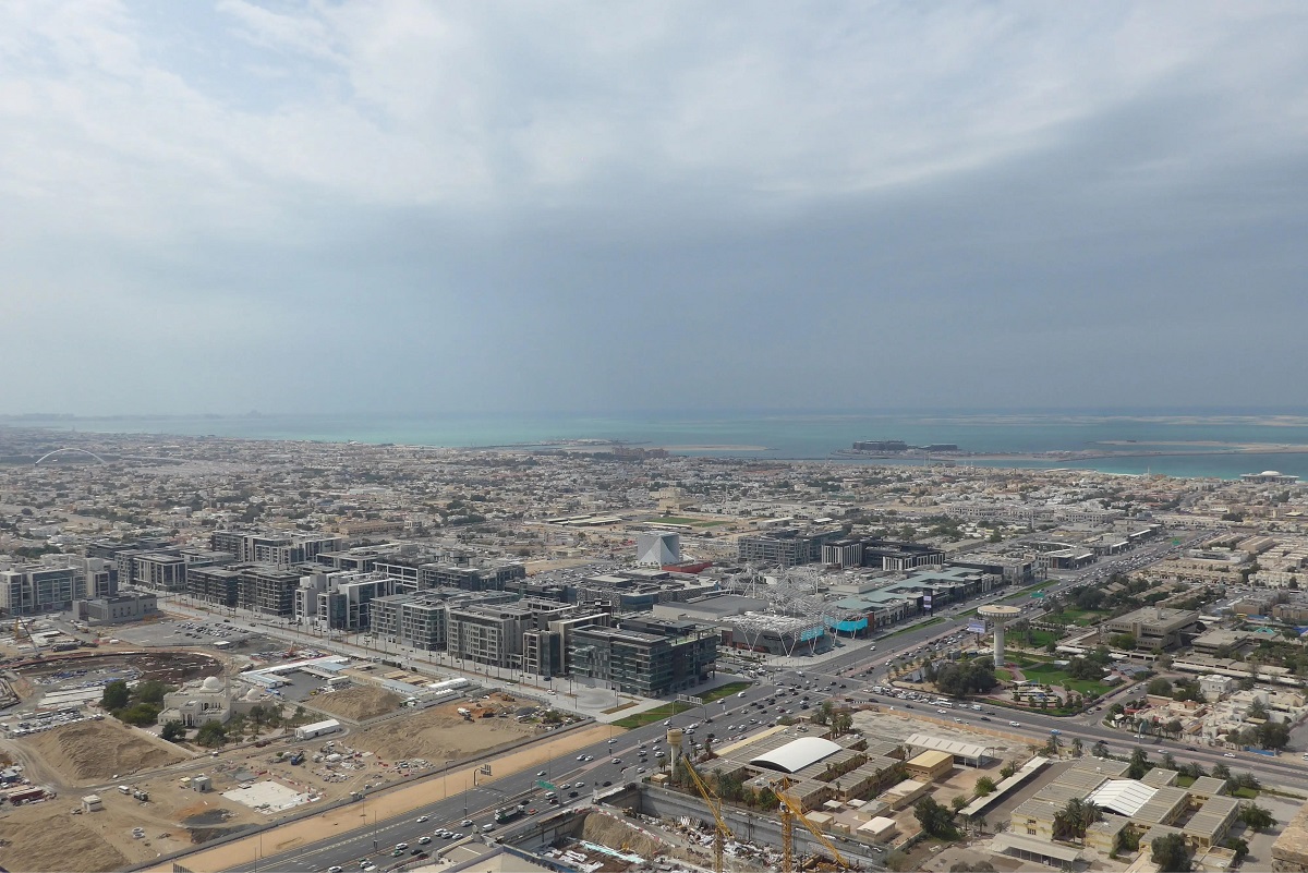 迪拜商贸城项目位于迪拜西南杰贝阿里自由贸易区交易市场